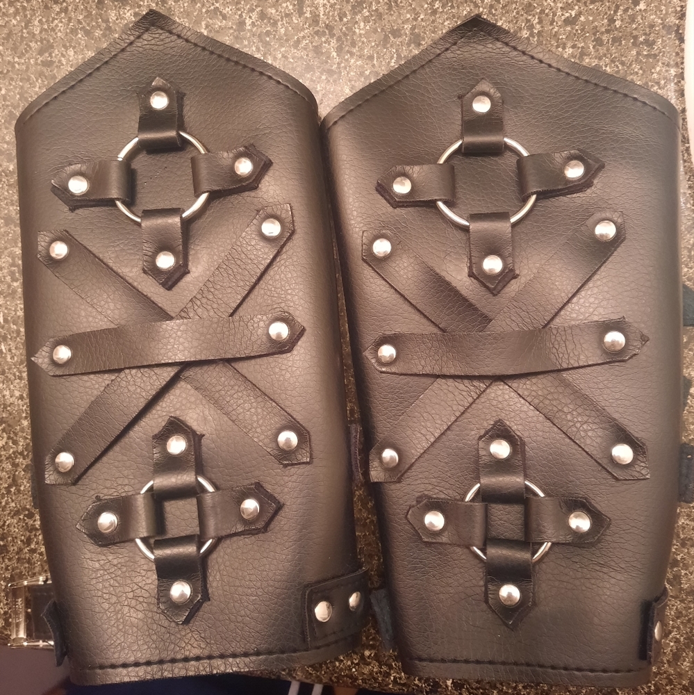 Men's leather bracers